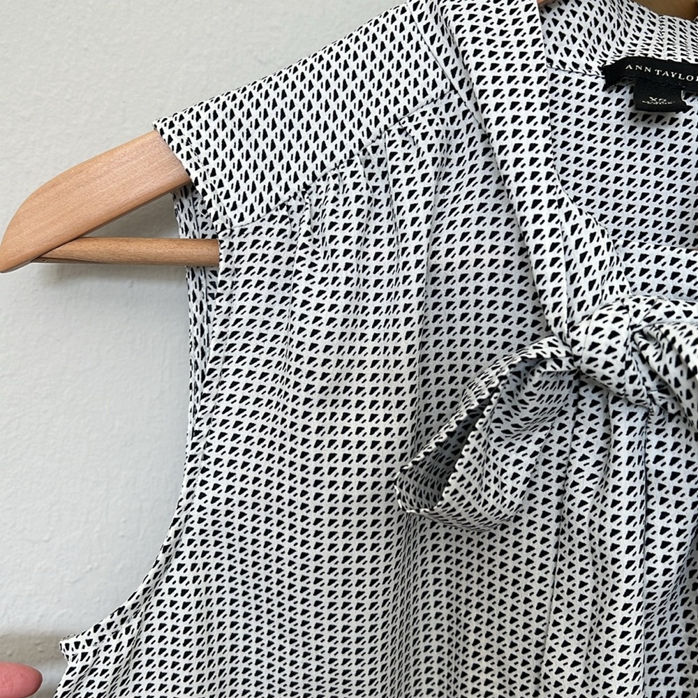 Ann Taylor black and white print sleeveless blouse - Picture 3 of 5